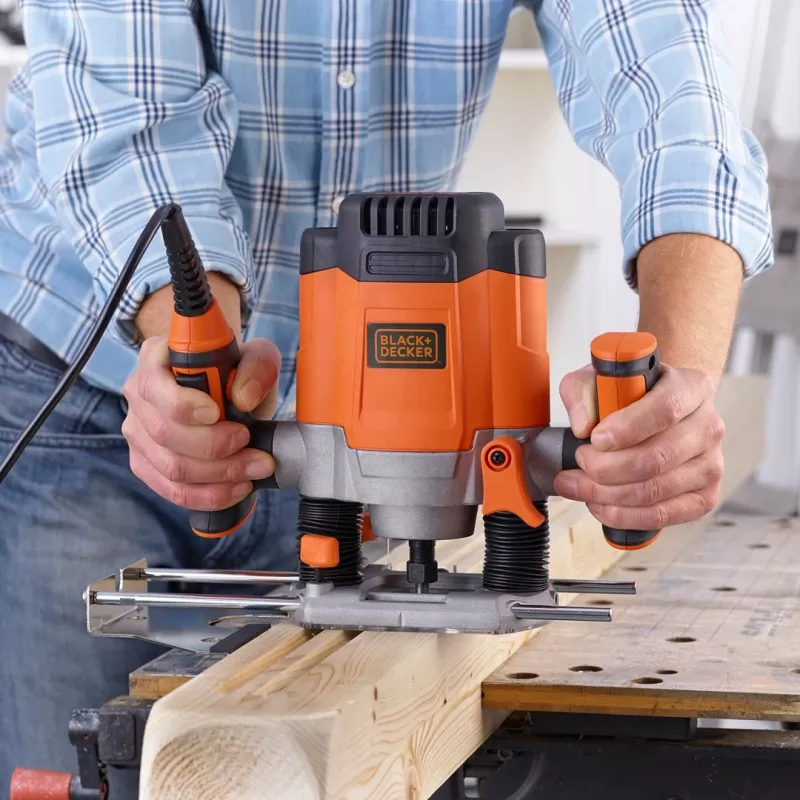 Frezeris/Trimeris Black & Decker KW1200EKA-QS – kompaktiškas frezeris su reguliuojamu gyliu, ergonomiškas dizainas
