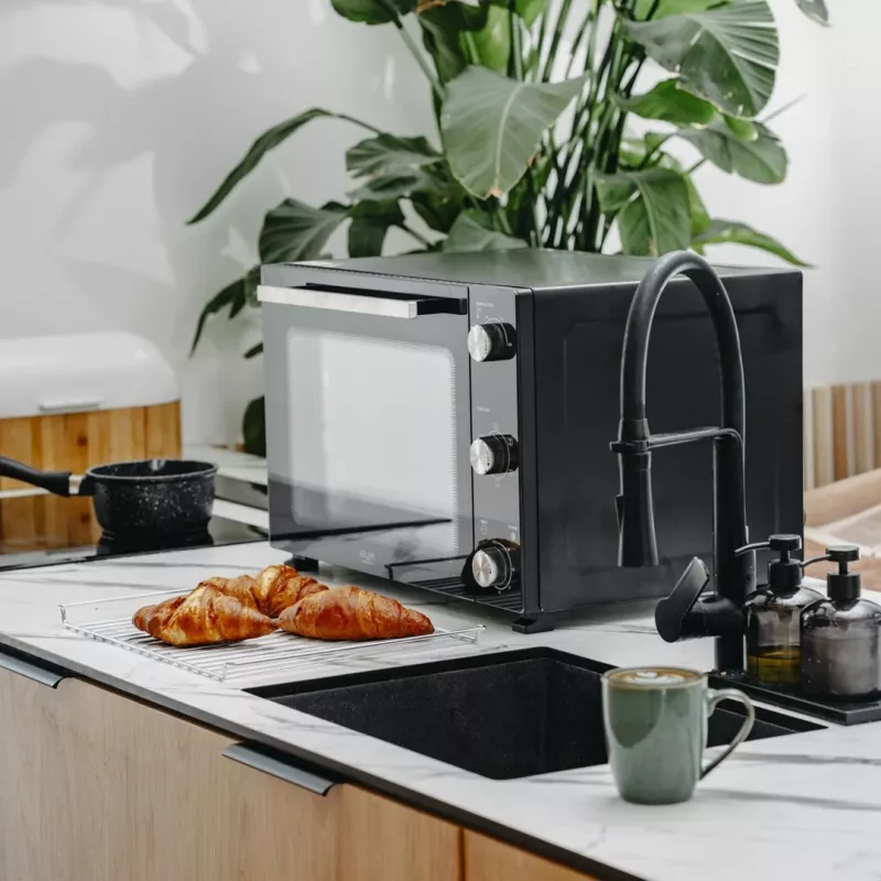 Elektrinė orkaitė Adler AD 6028 – 60 L, 2000 W, laisvai pastatoma, sukamosios rankenėlės, rotiseris, max 230 °C, juoda