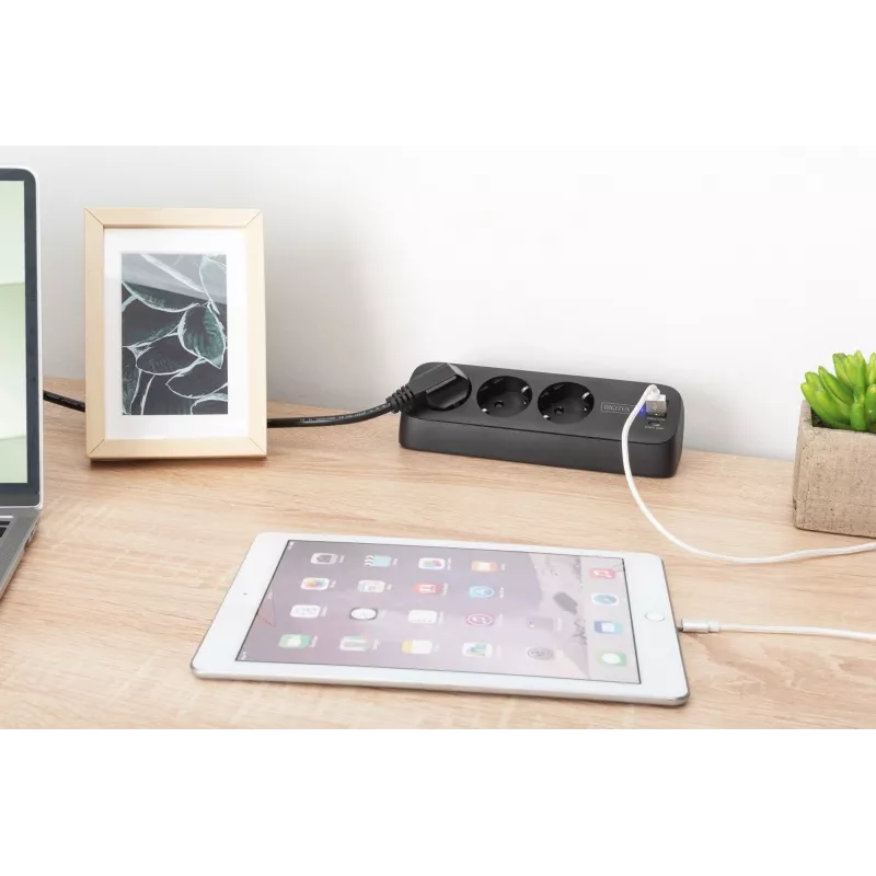 Maitinimo juosta DIGITUS 3 kištukiniai lizdai su 2×USB-A ir 1×USB-C, 1,5 m laidas, juoda