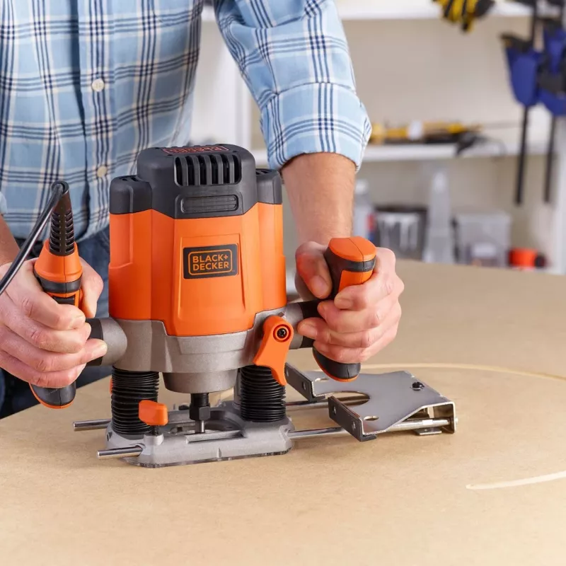 Frezeris/Trimeris Black & Decker KW1200EKA-QS – kompaktiškas frezeris su reguliuojamu gyliu, ergonomiškas dizainas