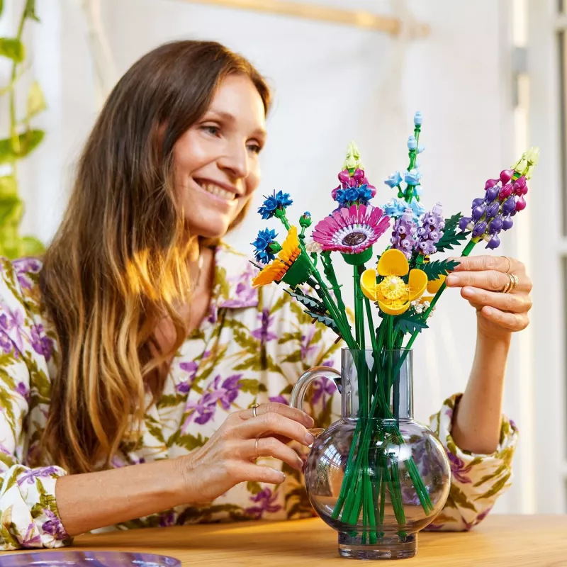 LEGO Icons Lauko gėlių puokštės rinkinys 10313, Įvairių spalvų
