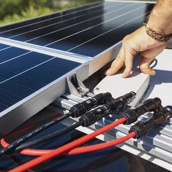 Solarinis jungiklis QOLTEC MC4 1500V 30A – lauko fotovoltinis kabelio jungtis