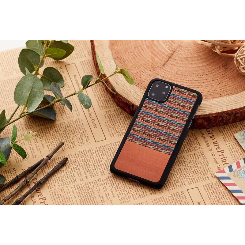 Dėklas iš medžio ir polikarbonato iPhone 11 Pro – rudas languotas su juodu apvadu