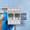Qoltec 50882 Vienfazis elektroninis elektros energijos skaitiklis DIN bėgiui | Wi-Fi | TUYA | 230V | LCD