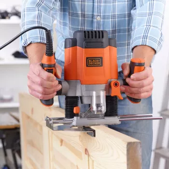 Frezeris/Trimeris Black & Decker KW1200EKA-QS – kompaktiškas frezeris su reguliuojamu gyliu, ergonomiškas dizainas