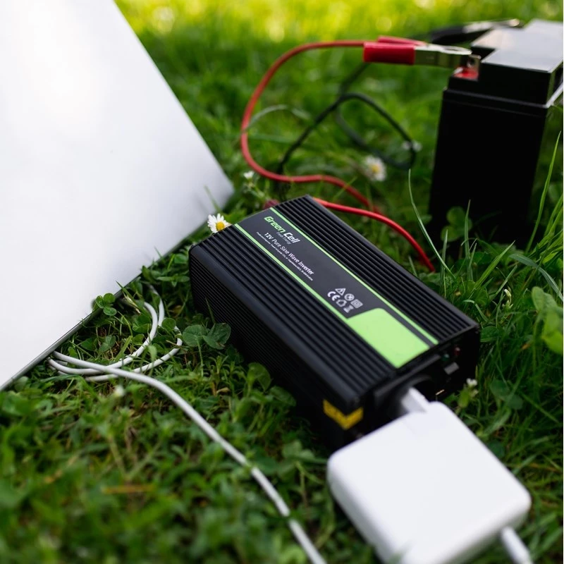 Automobilinis keitiklis Green Cell INV15 3000W, 12V DC į 230V AC, USB prievadas, aktyvus aušinimas, juodas