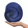 Kaklo pagalvėlė kelionėms Qmed DRQE3J1CDXUXP – kontūrinė ergonomiška PU puta, 240×230×125 mm, 45 kg/m³, granato spalva