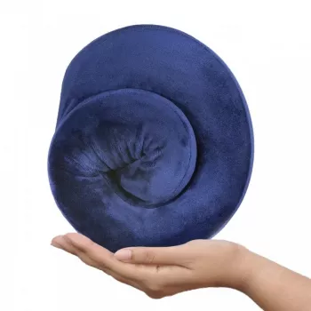 Kaklo pagalvėlė kelionėms Qmed DRQE3J1CDXUXP – kontūrinė ergonomiška PU puta, 240×230×125 mm, 45 kg/m³, granato spalva