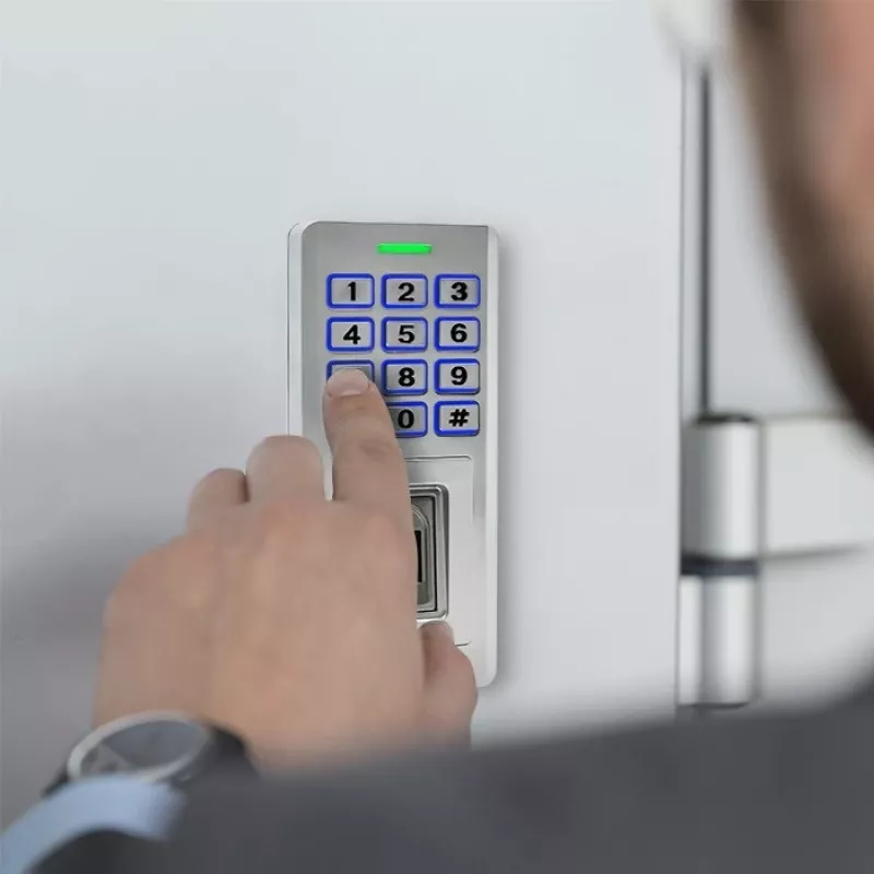 Pirštų atspaudų ir RFID kodų spyna QOLTEC 52447 su IP68 apsauga