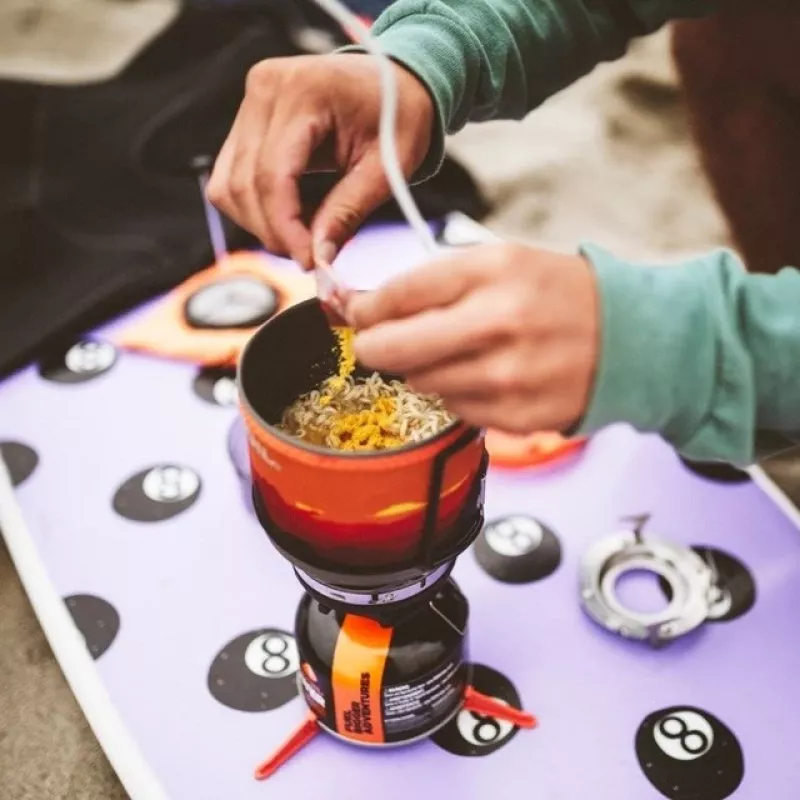 Kempingo viryklė Jetboil MiniMo – kompaktiška dujinė viryklė su integruotu šilumokaičiu ir liepsnos reguliavimu
