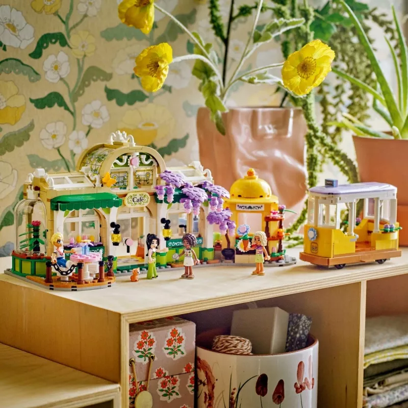 LEGO Friends 42671 Augalų kavinė ir gėlių parduotuvė – statybos rinkinys su kavine ir gėlių parduotuve
