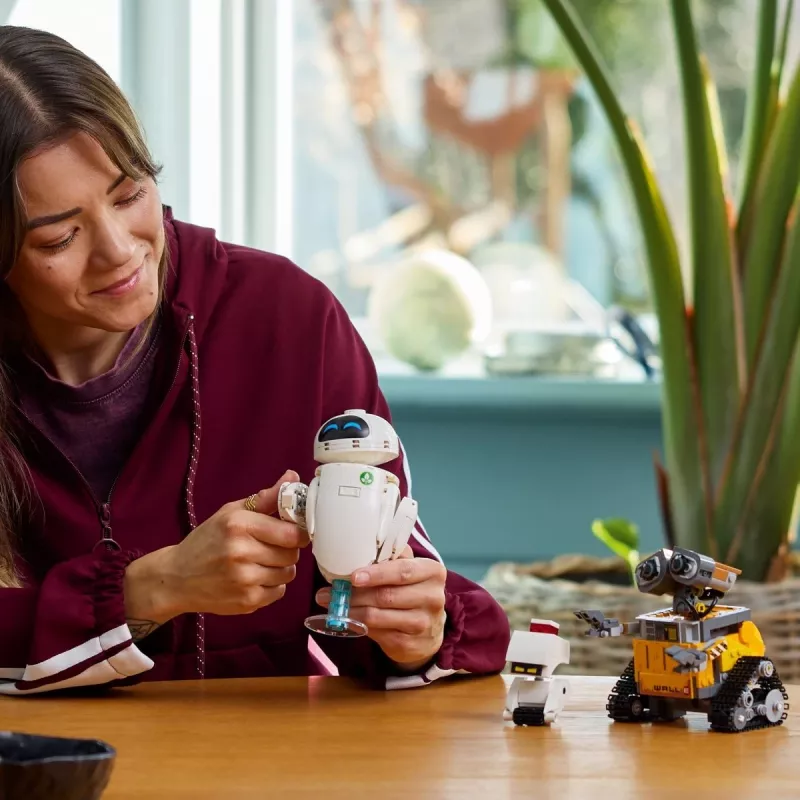 LEGO Disney Pixar 43279 WALL-E ir EVE rinkinys konstravimui, 811 detalių, 18+