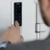 Qoltec 52448 TITAN kodų spyna su pirštų atspaudų skaitytuvu, RFID, BT 4.0, kodu, kortele, raktų pakabuku, durų skambučiu, IP68, EM