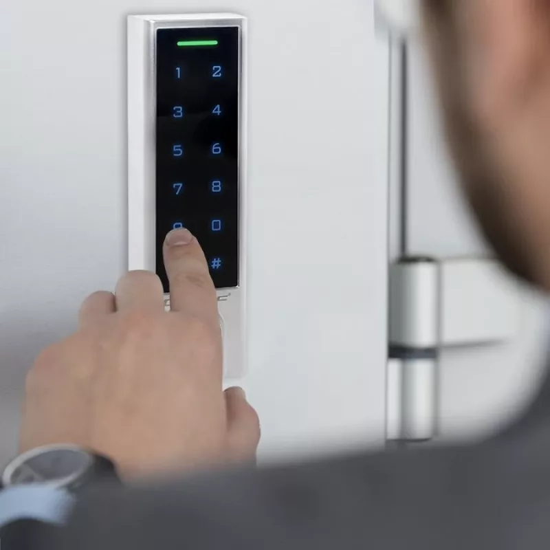 Qoltec 52448 TITAN kodų spyna su pirštų atspaudų skaitytuvu, RFID, BT 4.0, kodu, kortele, raktų pakabuku, durų skambučiu, IP68, EM