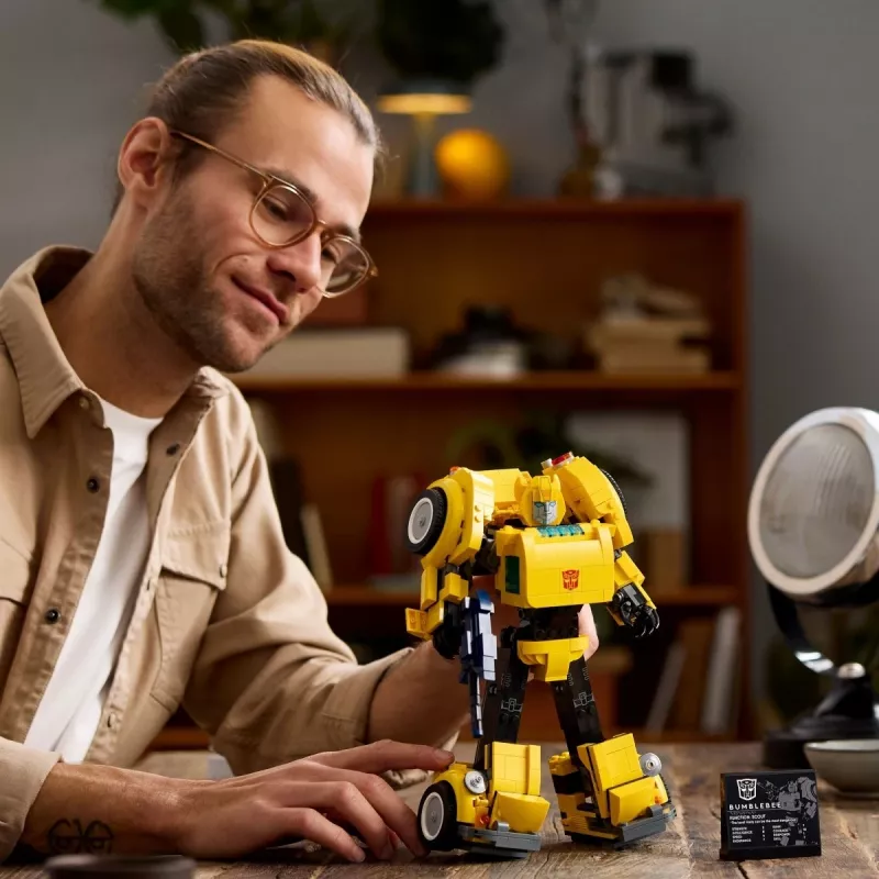 LEGO Icons Transformers Bumblebee veiksmo figūrėlės konstravimo rinkinys – kolekcinis robotų modelis suaugusiems, transformuojamas į transporto priemonę, dovana vyrams