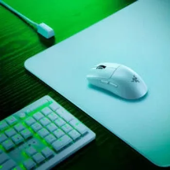 Žaidimų pelės ir kilimėlio rinkinys Razer Viper V3 Pro + Gigantus M — baltas