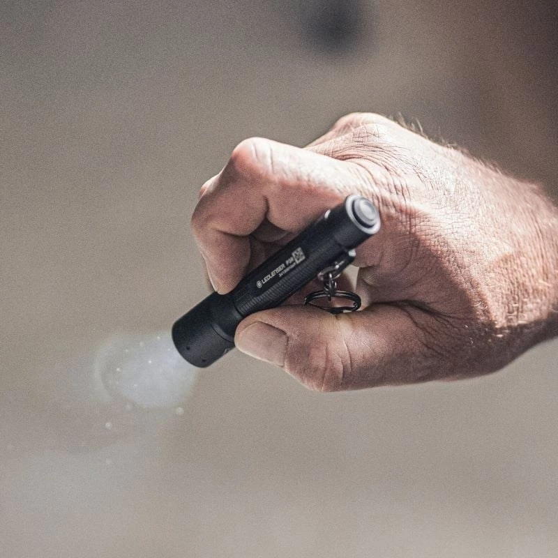 Žibintuvėlis Ledlenser P3R juodas – įkraunamas kompaktiškas LED raktų pakabuko žibintas