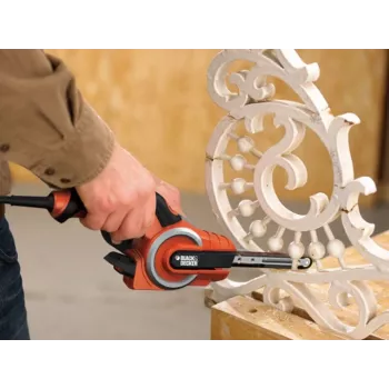 Juostinis šlifuoklis Black & Decker KA902EK — 400 W, reguliuojamas greitis, šlifavimo plokštė 451×13 mm, 230 V, 3 m laidas, su dėklu