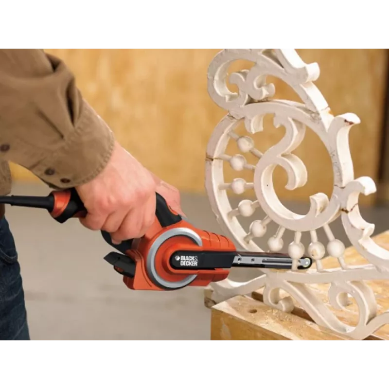 Juostinis šlifuoklis Black & Decker KA902EK — 400 W, reguliuojamas greitis, šlifavimo plokštė 451×13 mm, 230 V, 3 m laidas, su dėklu