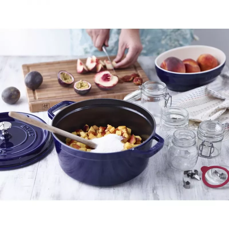 Staub 24 cm apvali ketaus kokotė tamsiai mėlyna