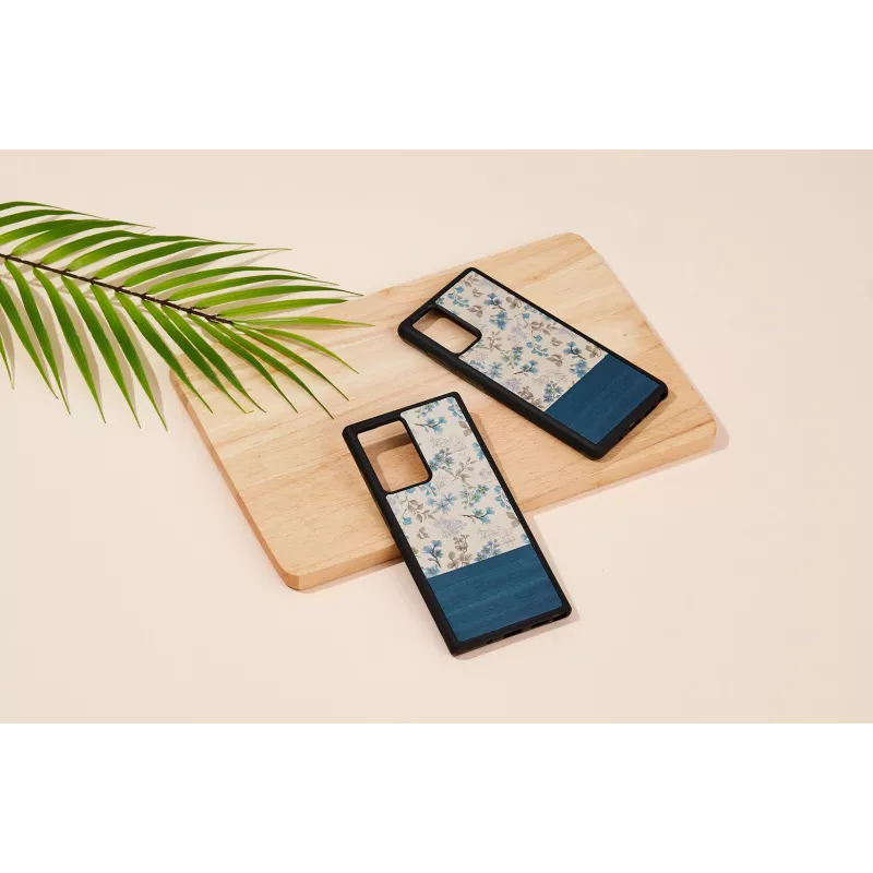 Man and Wood Galaxy Note 20 dėklas – mėlyna gėlė ant juodo