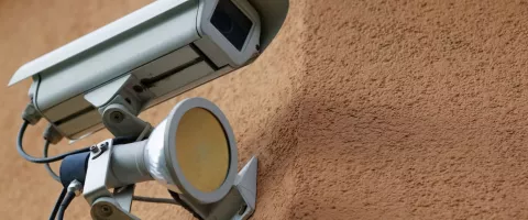 PoE ar „Wi-Fi“ apsaugos kameros: kuri sistema geresnė?