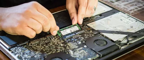 Nešiojamojo kompiuterio RAM ir SSD atnaujinimas: gidas nuo diagnozės iki įjungimo
