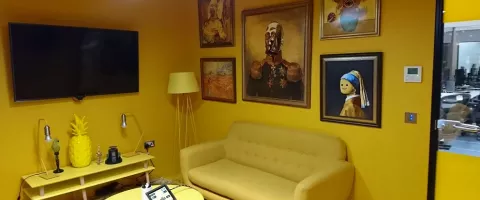 Projektorius ar didelis ekranas posėdžių kambaryje: ką rinktis?