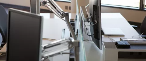 Ergonomiška darbo vieta: kaip teisingai nustatyti monitoriaus aukštį ir laikyseną