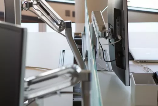 Ergonomiška darbo vieta: kaip teisingai nustatyti monitoriaus aukštį ir laikyseną