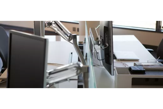 Ergonomiška darbo vieta: kaip teisingai nustatyti monitoriaus aukštį ir laikyseną