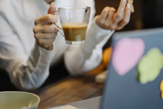 Išpylei kavą ant nešiojamo kompiuterio klaviatūros: ką daryti per pirmas 5 minutes ir ko jokiu būdu ne