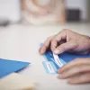 DYMO Authentic LabelWriter pakabinamų segtuvų etiketės | 12 mm x 50 mm | 220 vnt. lengvai nuplėšiamų lipnių etikečių ritinėlis | LabelWriter etikečių spausdintuvams