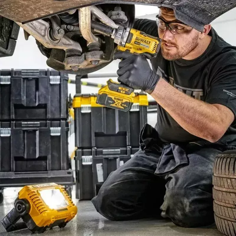 Laisvai pastatomas darbinis žibintas DeWalt DCL077-XJ, 2000 lm, IP54, belaidis (baterija parduodama atskirai)