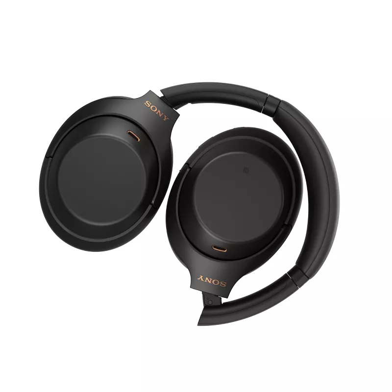 Sony WH-1000XM4 belaidės ausinės ant galvos, juodos