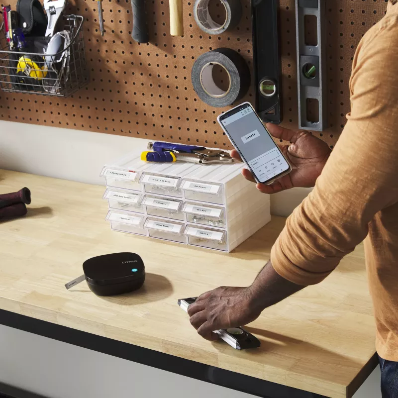 DYMO LetraTag 200B Bluetooth etikečių spausdintuvas | Kompaktiškas etikečių spausdintuvas | Jungiasi per Bluetooth belaidžiu ryšiu su iOS ir Android | Įskaitant 1 baltą popierinę etikečių juostelę | Juoda