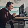 HP Poly Voyager Focus 2 belaidžiai ausinės su triukšmo slopinimu, sertifikuotos Microsoft Teams, USB-C ir USB-C/A adapteris, įkrovimo stovas
