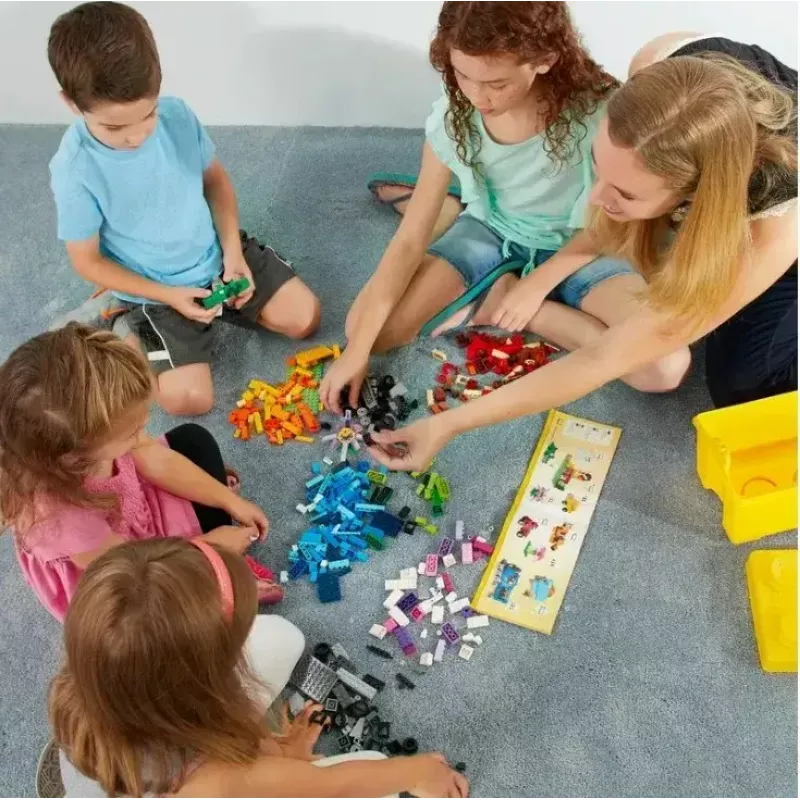 Konstruktorius LEGO Classic 10698 – 790 dalių, įvairiaspalvis, 33 spalvos, su žaliomis pagrindo plokštėmis ir aksesuarais
