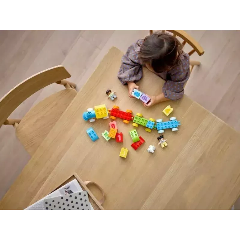 LEGO DUPLO skaičių traukinukas 10954 – ankstyvojo mokymosi traukinys su sunumeruotais vagonėliais skaičiavimui ir rūšiavimui