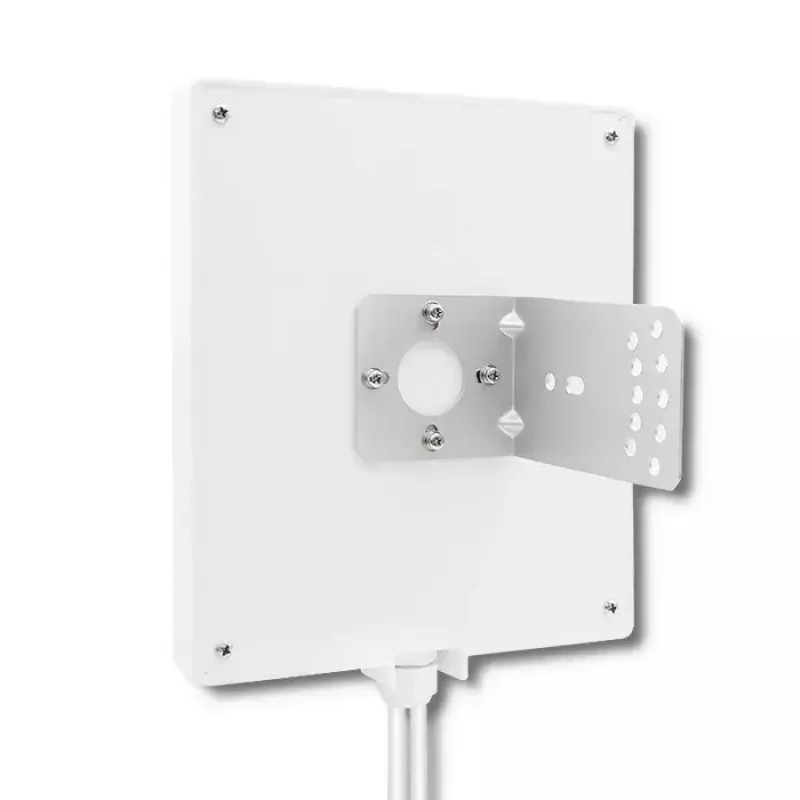 Kryptinė lauko 5G LTE antena QOLTEC 57022 – 14 dBi, 700–3800 MHz, 50 Ω, varinis korpusas