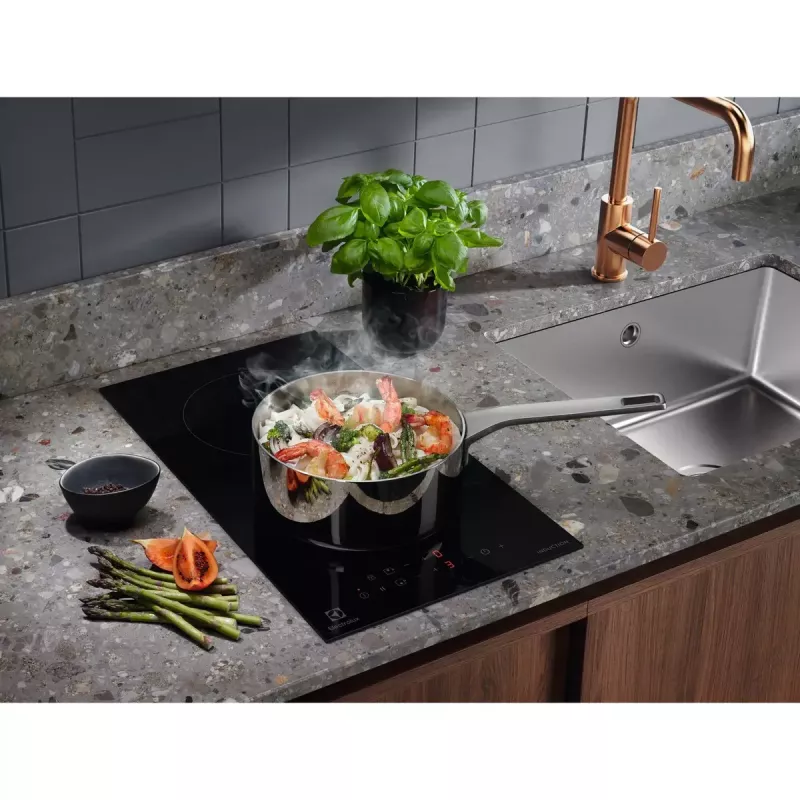 Indukcinė kaitlentė Electrolux LIT30230C — 2 zonų įmontuojama, 29 cm plotis, juoda, liečiamas valdymas, 210/145 mm zonos