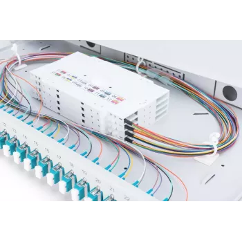 DIGITUS optinio pluošto sujungimo dėžė, 1U, su 24x LC duplex adapteriais, OM3 spalvotais pigtailiais ir sujungimo kasete
