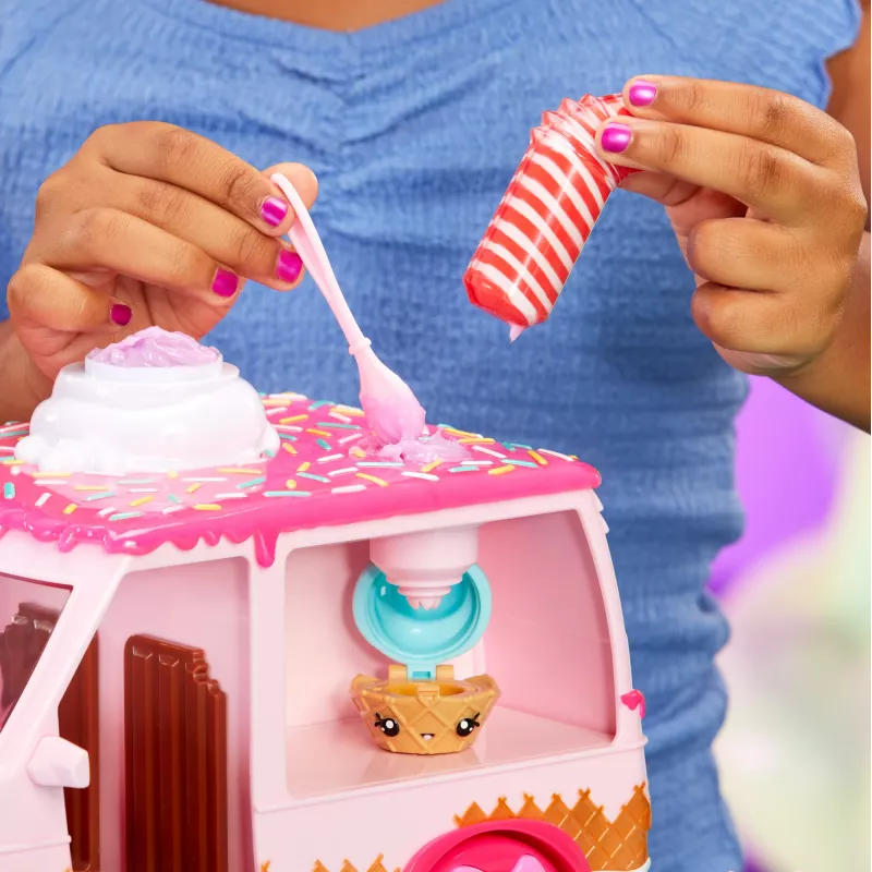 MGA Entertainment Yummiland Lipgloss Truck – lėlių priekaba su lūpų blizgio gamybos rinkiniu
