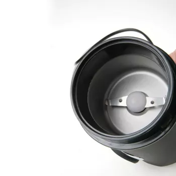 Kavos malūnėlis Black & Decker BXCG150E – 150 W, 50 g talpa, nerūdijančio plieno peiliukai, mygtuko valdymas