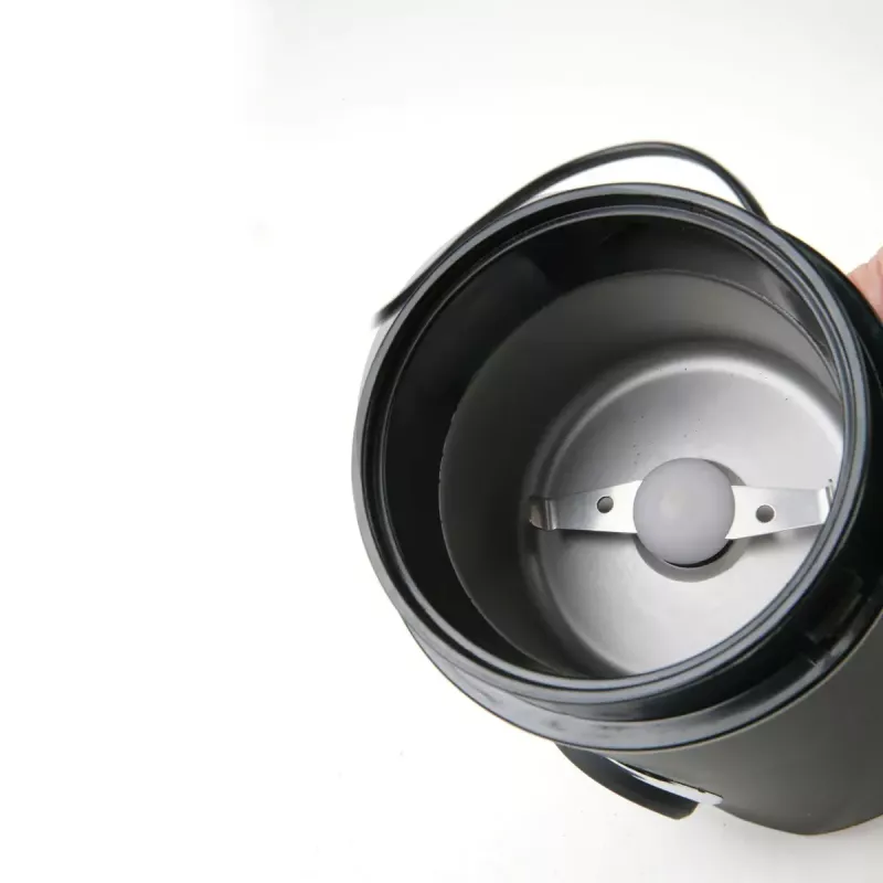 Kavos malūnėlis Black & Decker BXCG150E – 150 W, 50 g talpa, nerūdijančio plieno peiliukai, mygtuko valdymas