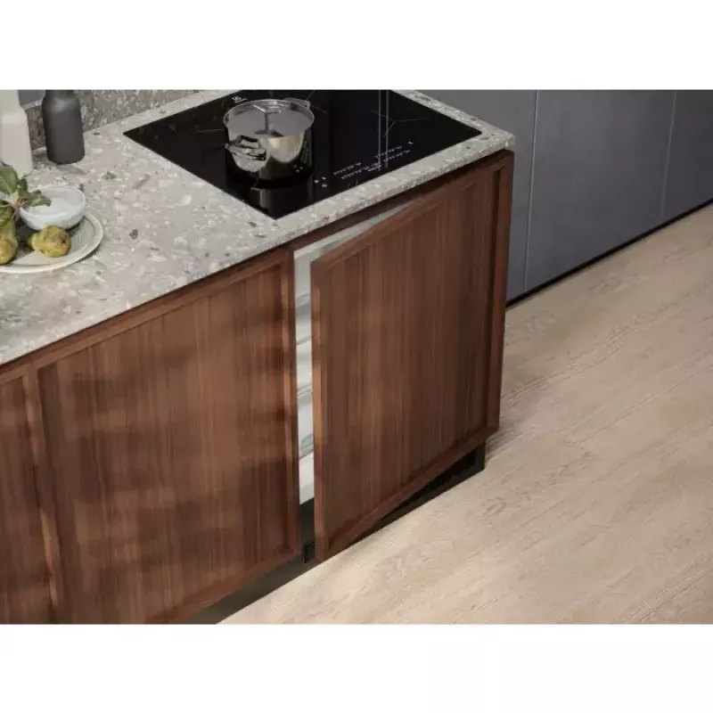 Įmontuojamas kombinuotas šaldytuvas Electrolux LFB3AE82R — 93 L talpa, 16 L viršutinis šaldiklis, liečiamas valdymas, reversinės durelės, baltas