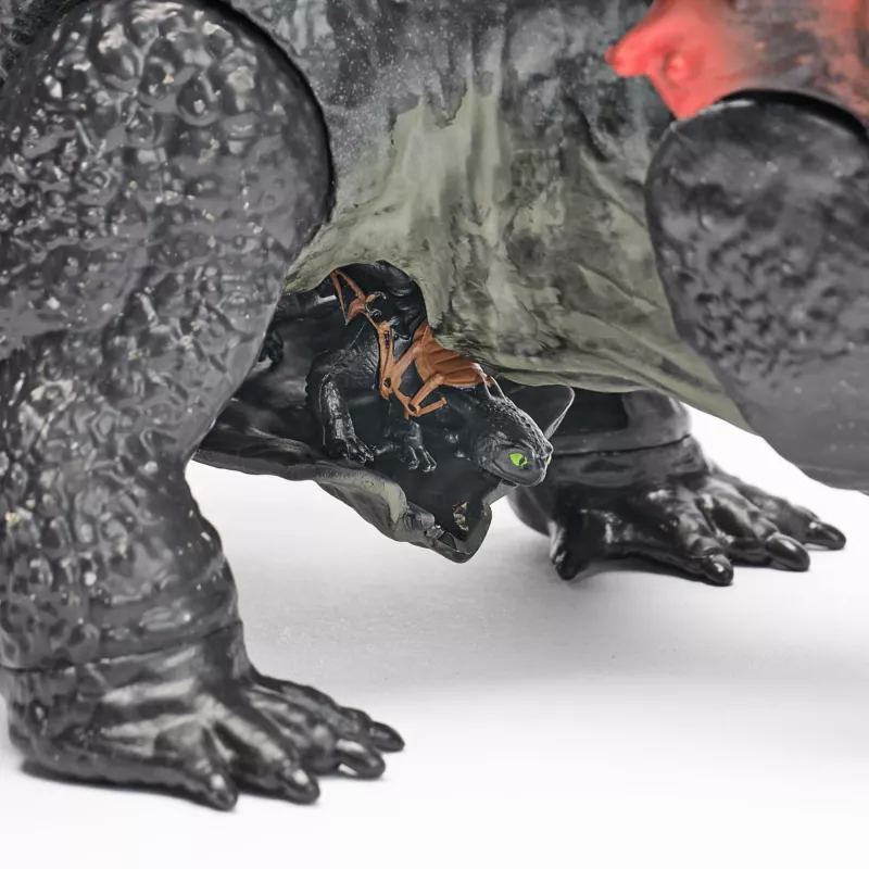 Žaislinis drakonas Spin Master – World of Berk: Red Death kramtantis siautėjimas su išskirtine Toothless figūrėle, 11 colių, nuo 4 metų