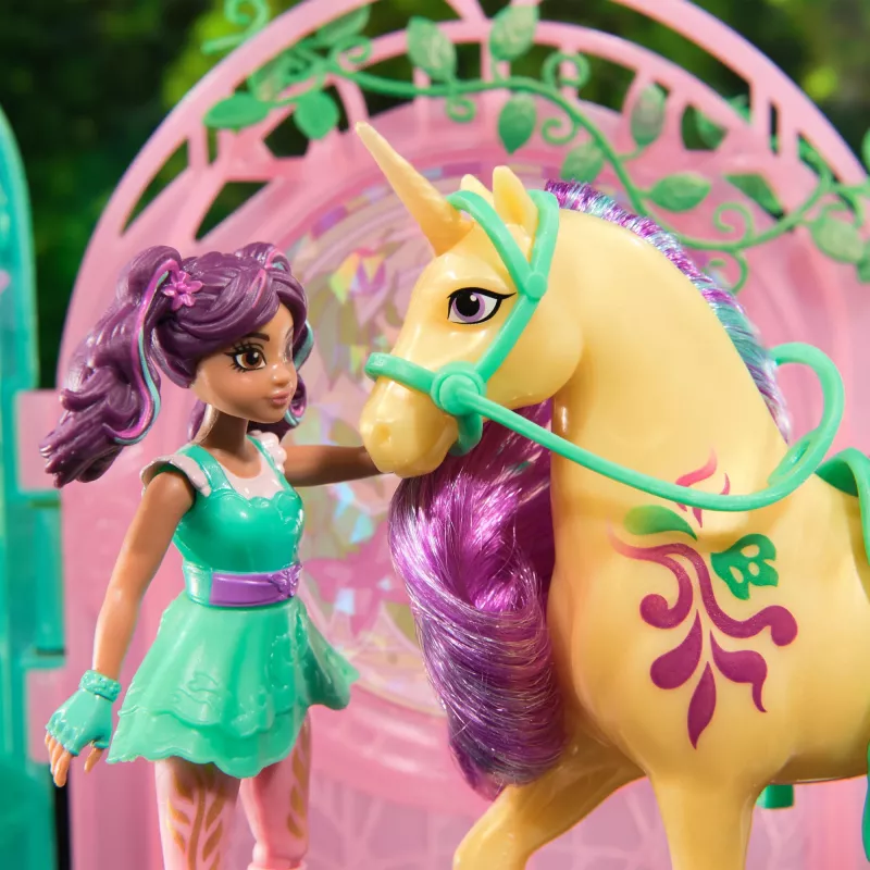 Unicorn Academy, Ava lėlė ir besikeičiančios spalvos Leaf arklidžių žaidimų rinkinys, Velykų dovanų idėja, 15 aksesuarų, lėlės ir vienaragiai mergaitėms nuo 4 metų