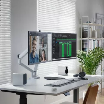 ALOGIC Clarity Max Pro 32 colių 4K UHD monitorius su USB-C Power Delivery ir 8MP kamera