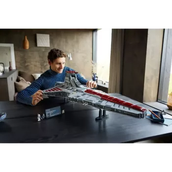 LEGO Star Wars Respublikos Venator klasės puolamasis kreiseris 75367 — konstravimo rinkinys, 5374 dalių, 320×1090×540 mm, 2 minifigūrėlės, 18+